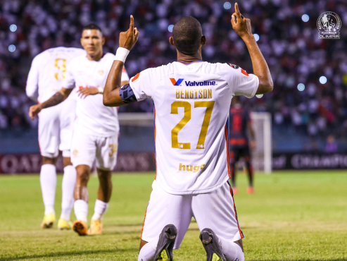 Así festejó Jerry Bengtson su gol ante Atlas en el 4-1 de Olimpia en el Estadio Olímpico de San Pedro Sula. FOTO: COD.