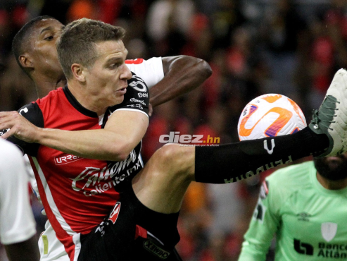 Bryan Beckeles intenta quitarle el balón a Julio Furch en el partido entre Atlas - Olimpia en el Estadio Jalisco de Guadalajara.