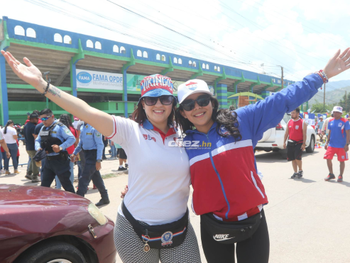 Las bellas aficionadas de Olimpia engalanan el Estadio Juan Ramón Brevé de Juticalpa. FOTO: Alex Pérez.