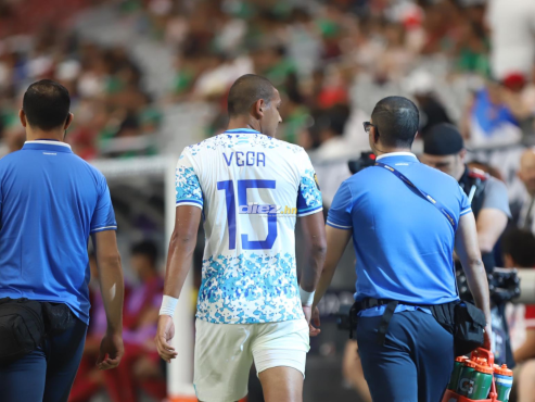 Luis Vega salió de cambio tras lesionarse en los minutos finales del primer tiempo. FOTO: Mauricio Ayala.