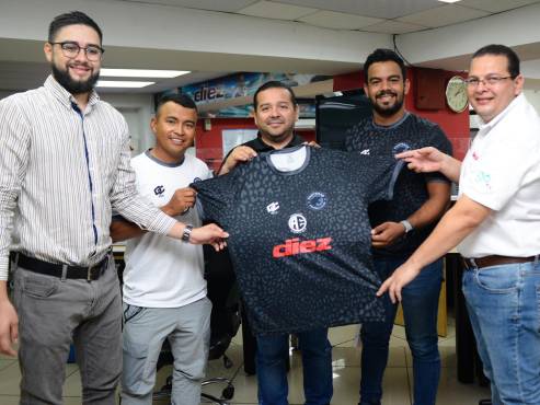 El periodista Jafeth Moreno, Enrique Amador, Nahum Aguilar, Ariel Ferrera y Arturo Nolasco, al momento de formalizar a la alianza. FOTO: Héctor Edú.