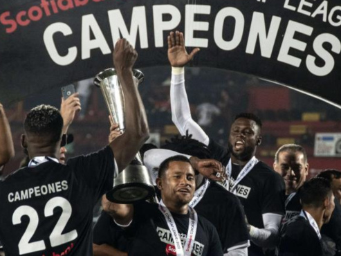 Patón Mejía festejando el título de la Liga Concacaf en el Estadio Alejandro Morera Soto.