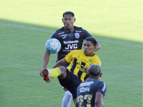 Javier Rivera marca a Brayan Moya en el clásico sampedrano. FOTOS: Franklin Muñoz | Neptalí Romero | Mauricio Ayala.