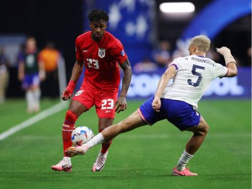 Robinson marca a Michael Murillo en el Mercedes Benz de Atlanta.