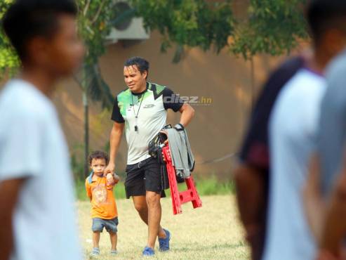 Rambo de León llegó a la cancha agarrado de la mano de su último hijo, Rambito. FOTOS: Neptalí Romero.