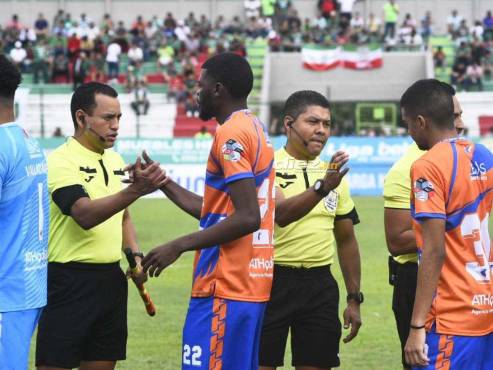 Armando Castro, cuarto árbitro, se saluda con los jugadores de Lobos UPN en el Yankel Rosenthal. FOTO: Héctor Edú.