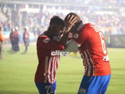 Jorge Álvarez y Brayan Beckeles festejan la clasificación de Olimpia ante Motagua. FOTOS: David Romero | Andro Rodríguez.