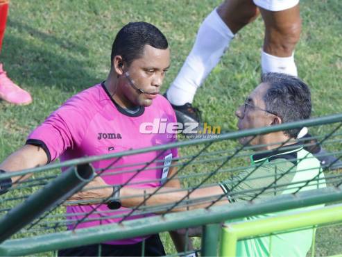El DT de Marathón recibió la tarjeta amarilla en el cotejo entre Marathón-Olimpia. FOTO: Neptalí Romero.