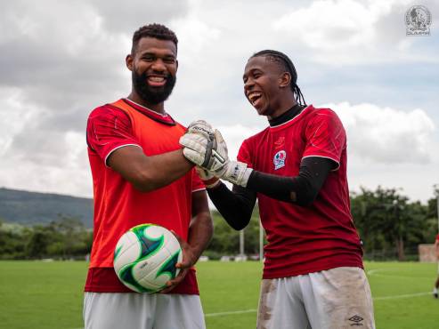 Jorge Benguché comparte risas con el portero Alex Naid Guity.