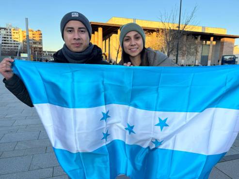 Darling Zúniga y Gabriela Grandez viajaron desde Madrid para apoyar a Kervin Arriaga. FOTO: Cortesía Roberto Morales.