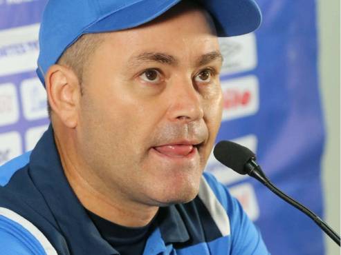 Javier López consumó tres fracasos como director técnico del Motagua en el segundo semestre del año. FOTOS: DAVID ROMERO | ALEX PÉREZ.