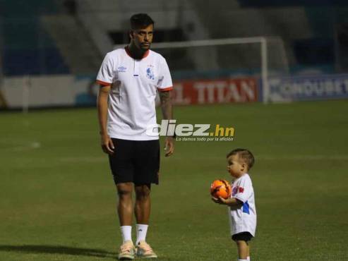 El tierno momento entre Gabriel Araújo y su bebé en el engramillado del Nacional de Tegucigalpa. FOTO: Estalin Irías.