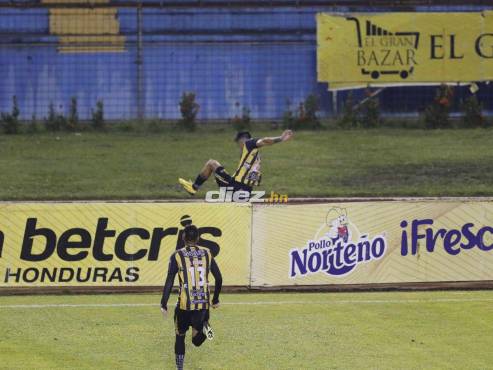 Juan Vieyra se desató en locura en el golazo olímpico que anotó con Real España ante Victoria. FOTO: Neptalí Romero.