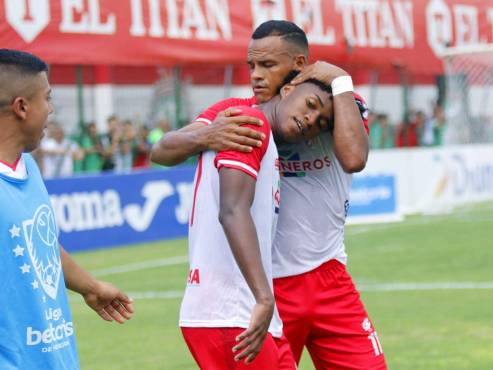 Con doblete de Clayvin Zúniga el Marathón derrota a la Real Sociedad y recupera así el segundo lugar del torneo