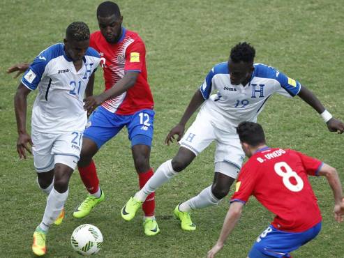 Bryan Beckeles y Alberth disputan el balón ante la marca de Bryan Oviedo y Joel Campbell.