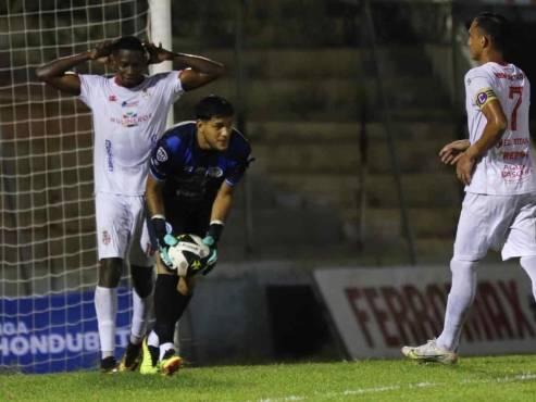 Carlos Bernárdez le celebró el gol a Esaú Flores y por ello fue amonestado. FOTOS: Esaú Ocampo.