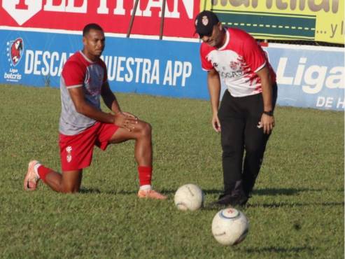 Deyron Martínez reveló que espera fichar por uno de los cuatro grandes del fútbol hondureño.