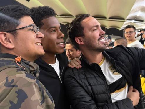 Dereck Moncada fue muy solicitado por los aficionados del Internacional de Bogotá el domingo cuando estuvo en las gradas.