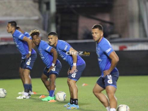 Los jugadores del Motagua se ejercitan antes del pitazo inicial ante Olimpia en el Nacional. FOTOS: Alex Pérez | David Romero.