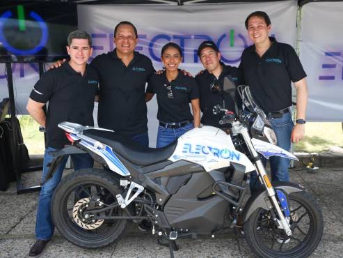 Colaboradores de Motomundo presentes en el lanzamiento de las motos eléctricas Electrón.