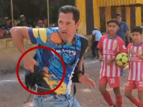 El momento en el que el sujeto le saca la pistola al réferi hondureño en partido de reservas en Tegucigalpa.