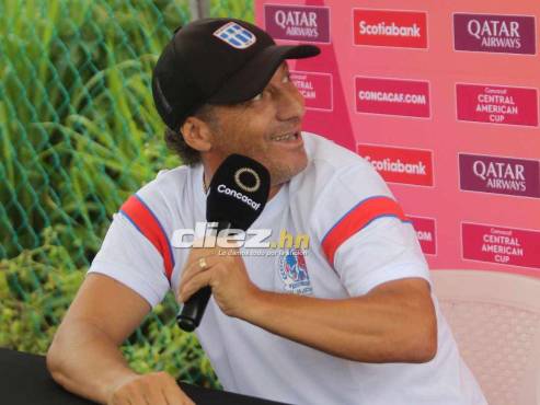 Nuestro fotógrafo Alex Pérez captó el momento del susto de Pedro Troglio con el banner de Concacaf.