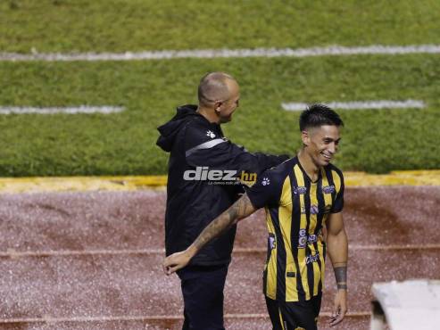 Juan Vieyra y “Palomo2 Rodríguez se saludan en el Olímpico Metropolitano. FOTO: Neptalí Romero.