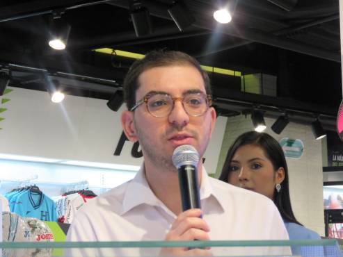 <b>Mario Alejandro Faraj,</b> jefe de Mercadeo de Diunsa al dar las buenas noticias.