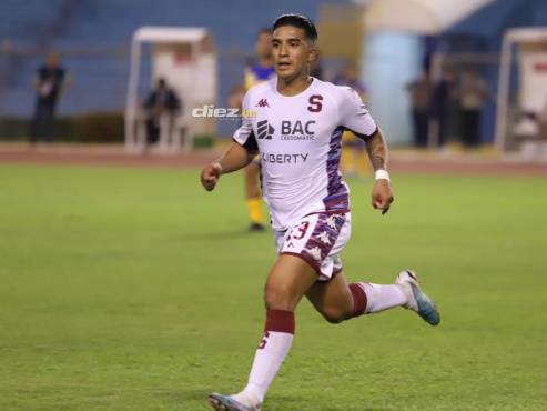 Michaell Chirinos se lució en su estreno con los morados ticos. FOTOS: Mauricio Ayala