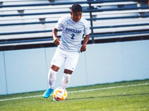 El lateral derecho José Kevin Bonilla era titular con la universidad de Portland.