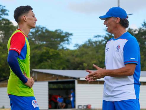Pedro Troglio hablando con Jamil Maldonado, jugador del Olimpia.