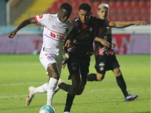 Kevin Güity domina la pelota ante la marca de Hermes Castillo en el Estadio Nacional. FOTOS: Álex Pérez.