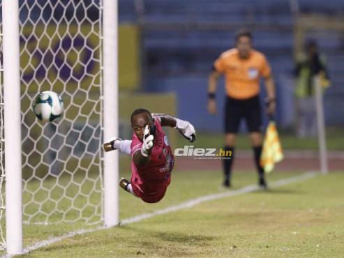 Juan Vieyra disparó al costado derecho de Edwin Marín y el balón pegó en el poste. FOTO: Neptalí Romero.
