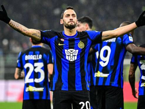 Hakan Calhanoglu lanzó su penal número 14 en Serie A y todos los anotó, igualando a Suazo.