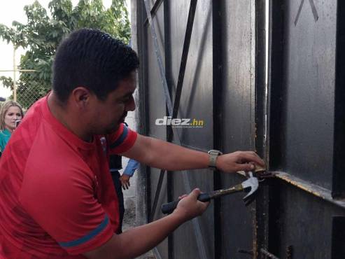 Los encargados de logística de Olimpia tuvieron que romper el candado con un martillo. FOTOS: Neptalí Romero | Héctor Edú.