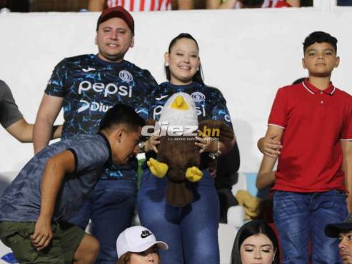 Los aficionados del Motagua sonríen al LENTE DIEZ en el Nacional de Tegucigalpa. FOTOS: Estalin Irías | David Romero.