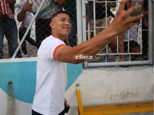 Kevin López se tomó fotografías con los aficionados de Olimpia en el sector de populares. FOTO: David Romero | José Aníbal Vásquez.