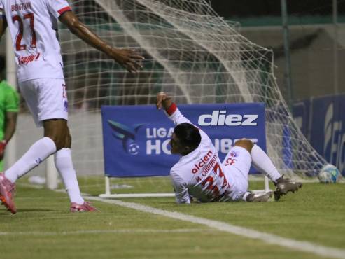 Michaell Chirinos quedó lastimado luego de rematar a la portería verdolaga en el segundo gol melenudo. (FOTO: Marvin Salgado)