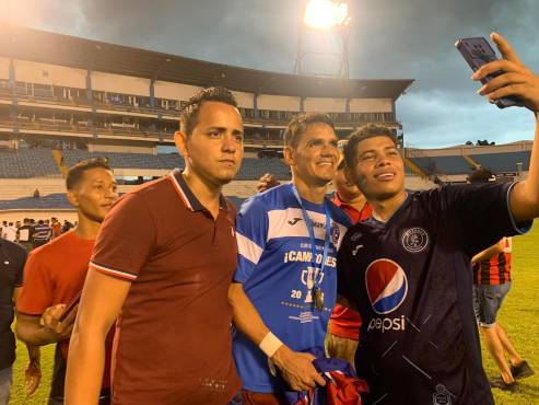 Moreira fue el más aclamado por la afición para sacarse fotografías tras el partido.