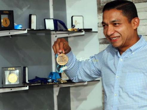 Emilio Izaguirre muestra con mucho orgullo sus trofeos y medallas conquistadas como futbolista. FOTO: David Romero