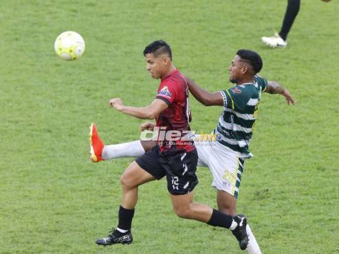 Gerson Rodas le dio la asistencia a Leiner Anaya, delantero del Lone FC. FOTO: Neptalí Romero.