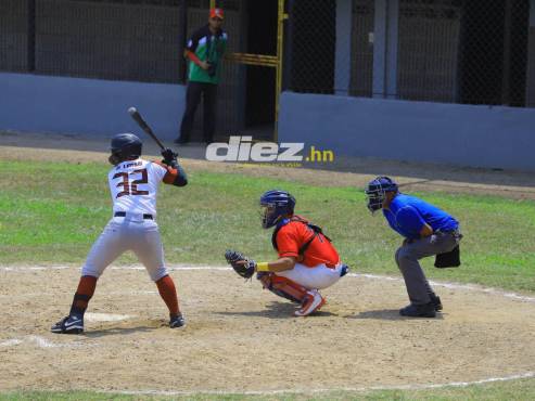 Los jugadores demostraron su talento en el deporte de pelota chica.