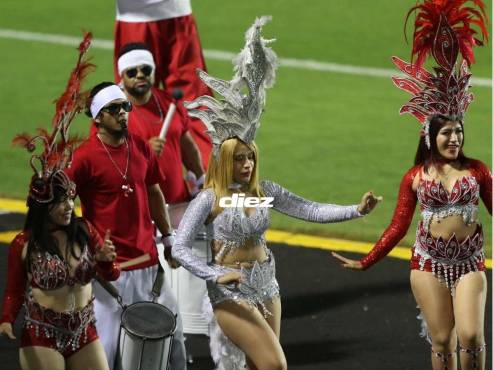 Bonito ambiente se vive en el Estadio Nacional Chelato Uclés. FOTOS: Marvin Salgado | David Romero.