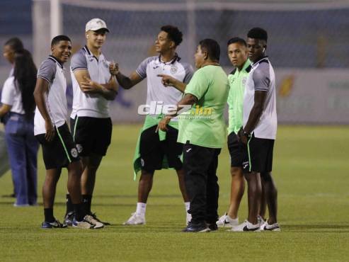 Los jugadores del Marathón se relajan previo al clásico ante Real España en el Olímpico de SPS. FOTOS: Neptalí Romero | Mauricio Ayala.