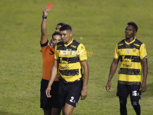Jefferson Escobar expulsó a Getsel Montes, quien recibió dos tarjetas amarillas en menos de 60 minutos. FOTOS: Neptalí Romero | Mauricio Ayala.