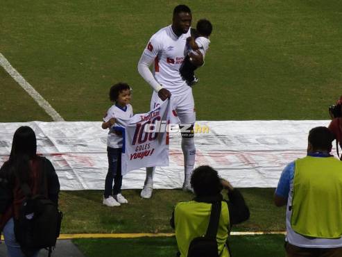 EL reconocimiento a Yustin Arboleda. Olimpia le regaló la camiseta con descripción “100”, por sus goles en Liga Nacional. FOTO. Carlos Castellanos.