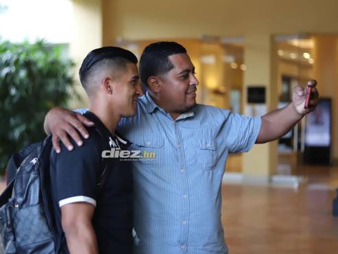 La afición siempre le pide fotografías al jugador Michaell Chirinos.