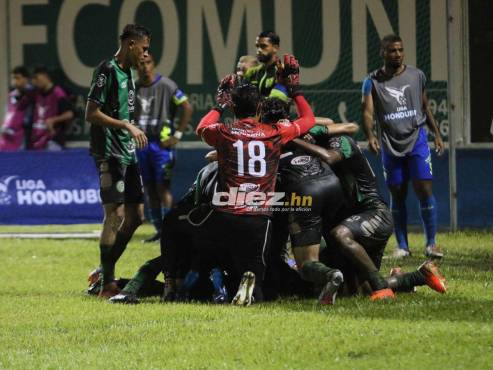 Mariano Pineda, portero de Juticalpa, corrió desde su área a festejar el gol de su equipo ante Olancho FC. FOTO: Marvin Salgado.