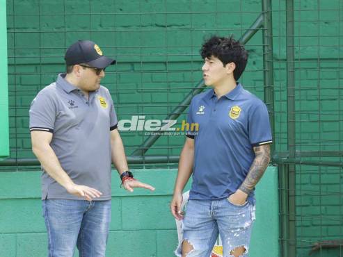 Eloy Page dialoga con el mexicano Michael Pérez, nuevo fichaje del Real España. FOTOS: Neptalí Romero/Mauricio Ayala.