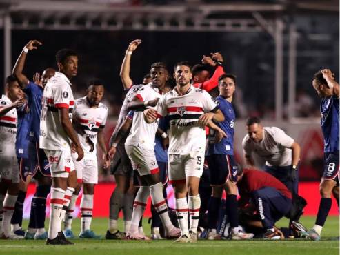 Los jugadores del Nacional y Sao Paulo se llevaron las manos a la cabeza en el Morumbí.